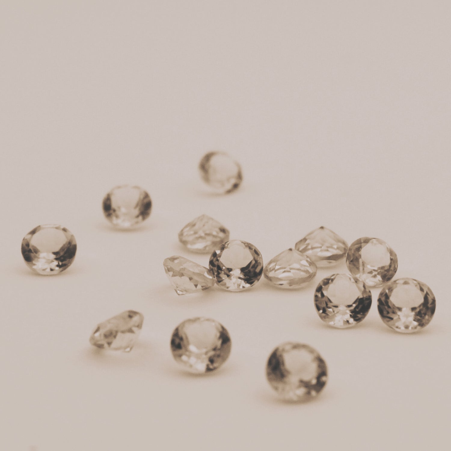 14 small gemstones in round cut. Casez Jewellery.